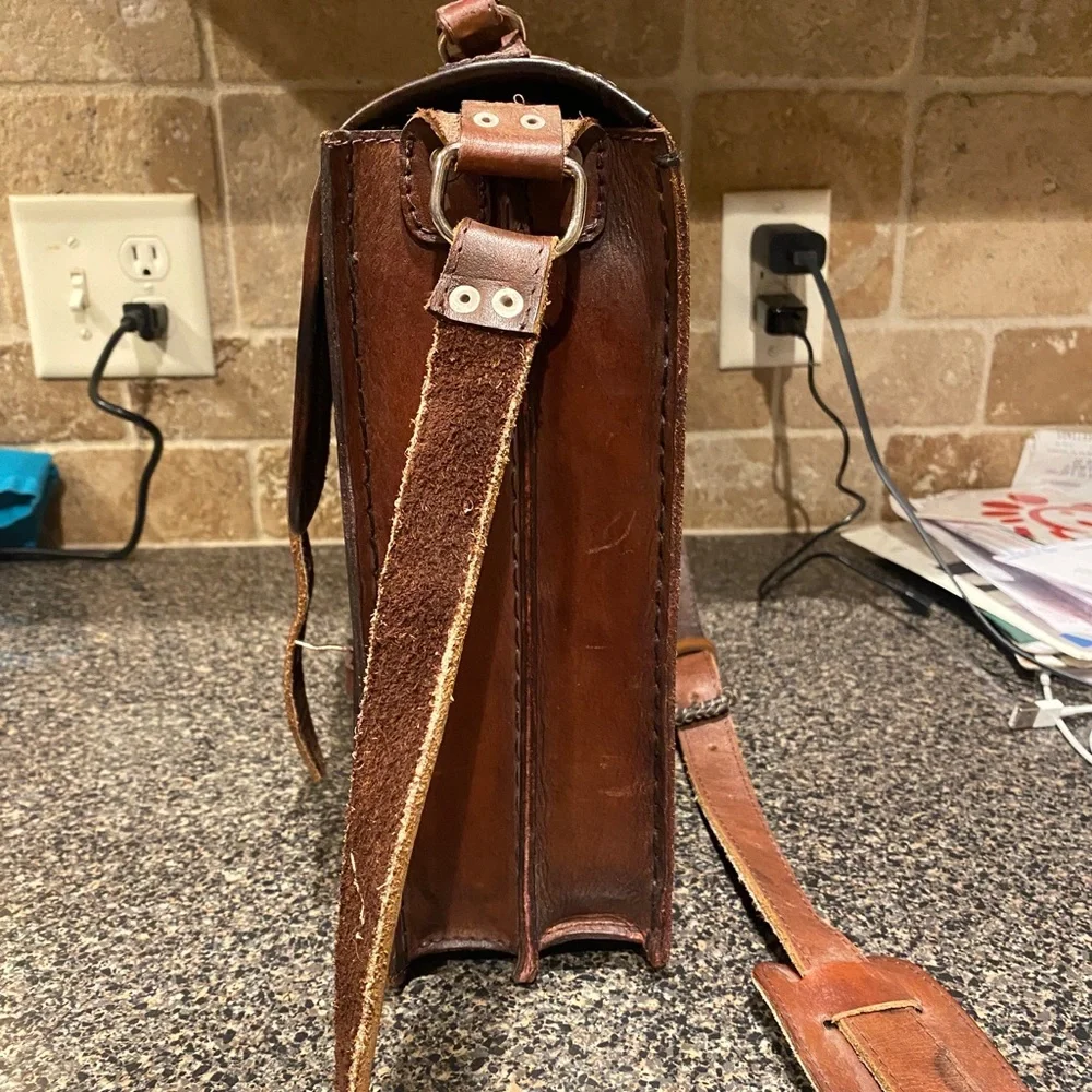 Chilean Handmade Leather Satchel Messenger Bag - Picture 4 of 8